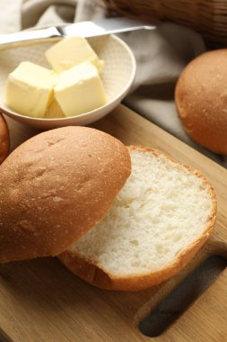 Taze lezzetli çörekler ve tereyağı masada, yakın plan.