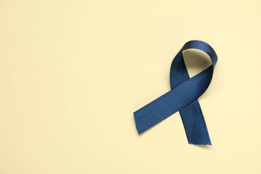 Sarı arka planda mavi farkındalık şeridi, üst manzara. Metin için boşluk