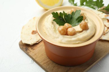 Maydanozlu enfes humus, beyaz masada nohut ve pide, yakın plan.