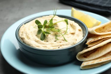 Tabakta nefis humus, masada pide ve limon, yakın plan.