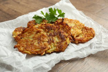 Tahta masada patatesli gözleme ve maydanoz, yakın plan.