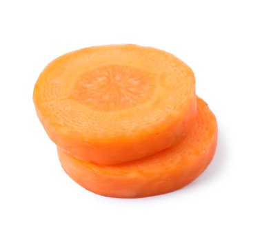 Taze olgun havuç dilimleri beyaz üzerinde izole edilmiş.