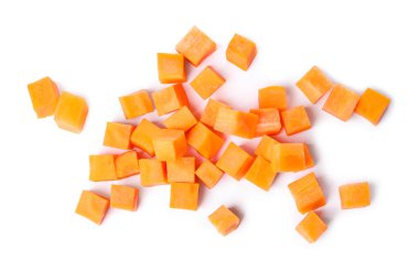 Taze olgun havuç parçaları beyaza izole edilmiş, üst manzara