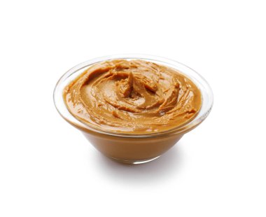 Beyaz kabın içindeki lezzetli fıstık ezmesi.