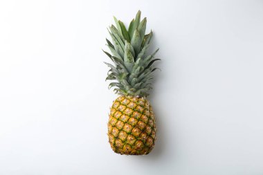 Beyaz arka planda taze, olgun bir ananas.