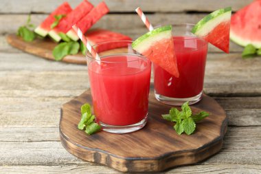 Bardakta karpuz, taze meyve ve ahşap masada nane.