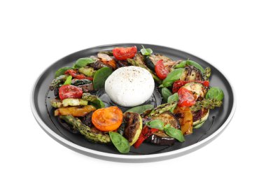 Izgara sebzeli lezzetli salata ve beyaz üzerine izole edilmiş mozzarella peyniri.