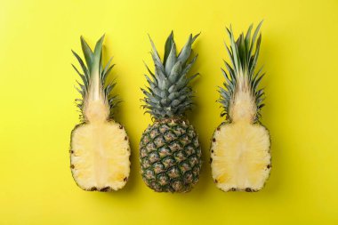 Sarı arka planda tüm ananasları kesip düzleştir.