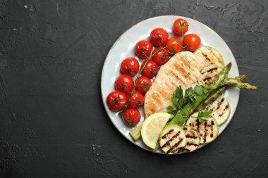 Siyah desenli masada nefis ızgara sebzeler ve tavuk göğsü, üst manzara. Metin için boşluk