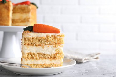 Tabak dolusu lezzetli havuçlu kek, gri desenli masa, yakın plan. Metin için boşluk