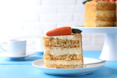 Tabak dolusu lezzetli havuçlu kek mavi ahşap masada, yakın plan.