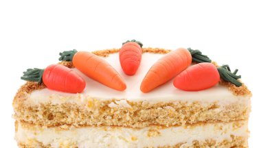 Lezzetli havuçlu kekin yarısı beyaz üzerine izole.