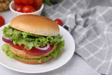 Işık masasında nohut pirzolası ile nefis vejetaryen burger, yakın plan. Metin için boşluk