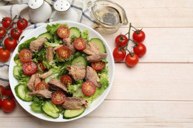 Beyaz ahşap masada nefis taze ton balığı salatası. Metin için boşluk