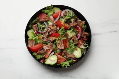 Beyaz mermer masada nefis taze ton balığı salatası.