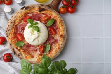 Burrata peynirli, fesleğenli, domatesli ve jambonlu leziz pizza. Metin için boşluk