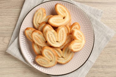 Tahta masada nefis, tatlı, palmier kurabiyeler.