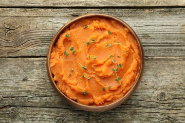 Tahta masada kekik ile lezzetli patates püresi, üst manzara.