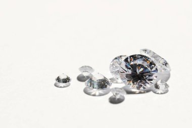 Beyaz arka planda bir sürü parlak elmas, yakın plan. Metin için boşluk