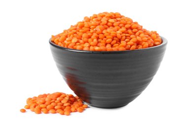 Beyaz tenceredeki çiğ mercimek.