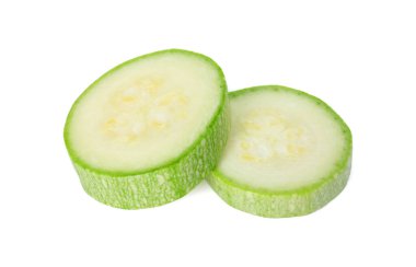 Taze kabak parçaları beyaza izole edilmiş.