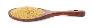 Tahta kaşıkta çiğ bulgur, beyaz kaşıkta izole edilmiş.