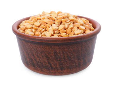 Kuru bezelyeler beyaz kasede izole edilmiş.