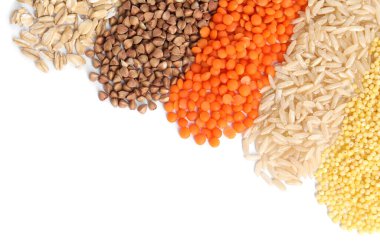 Farklı tahıllar ve tahıllar beyaz üzerine izole, üst görünüm