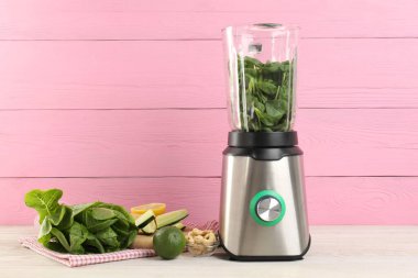 Beyaz ahşap masada smoothie için malzemelerle modern blender. Metin için boşluk