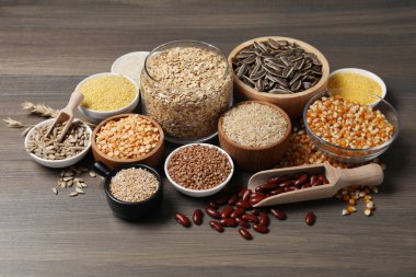 Tahta masadaki farklı tahıl türleri, baklagiller ve tohumlar