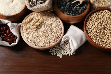 Tahta masadaki tahıl, tohum ve baklagillerin farklı türleri, düz yatış