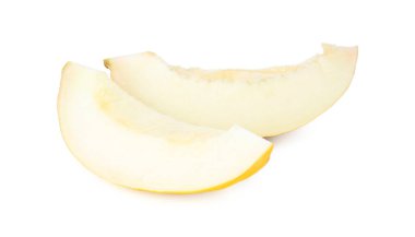 Olgun kavun dilimleri beyaza izole edilmiş.