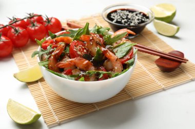 Beyaz masada servis edilen kasedeki lezzetli karides salatası.