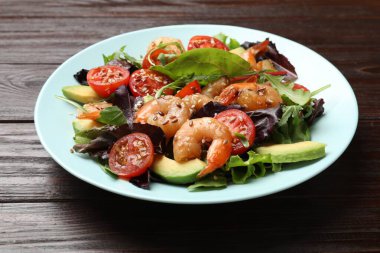 Ahşap masada nefis karides salatası, yakın plan.