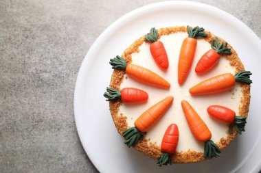 Gri masada nefis havuçlu kek, üst manzara.