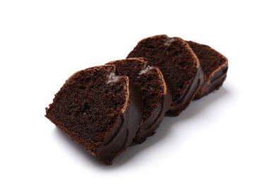 Beyaz üzerine izole edilmiş lezzetli çikolatalı kek dilimleri.