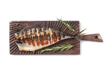 Lezzetli ızgara uskumru, karabiber ve biberiye, beyaza izole edilmiş.