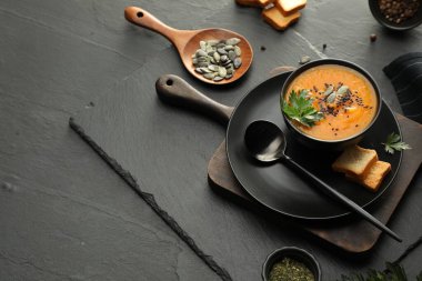 Koyu dokuma masasında baharatlı, nefis balkabağı çorbası. Metin için boşluk