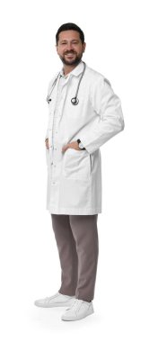 Beyaz arka planda steteskobu olan gülümseyen bir sağlık görevlisi.