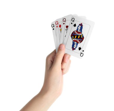 Poker oyunu. Beyaz arkaplanda oyun kartları olan kadın, yakın plan