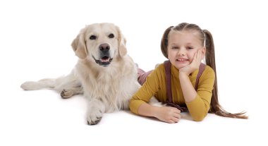 Beyaz arka planda yatan sevimli Golden Retriever köpeği olan kız.