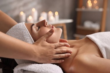 Çekici kadın spa salonunda yüz masajından hoşlanıyor, yakın plan.