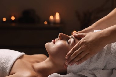 Çekici kadın spa salonunda yüz masajından hoşlanıyor, yakın plan.