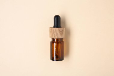 Bej arka planda, şişede gerekli yağlar, üst görünüm