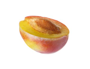 Olgun eriğin yarısı beyaza izole edilmiş.