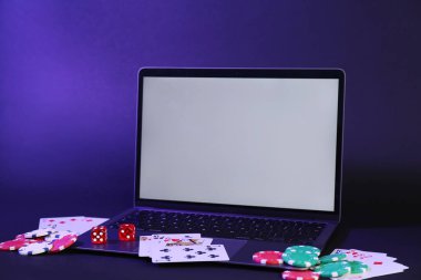 Çevrimiçi poker. Kart, fiş, zar ve dizüstü bilgisayar oynamak