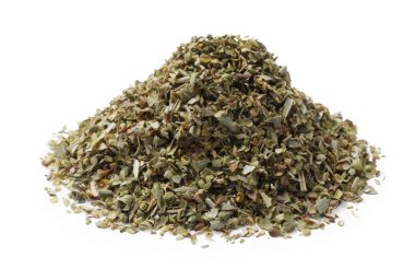 Kurumuş kekik yığını beyazda izole edilmiş.