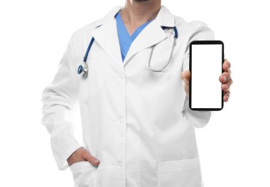 Doktor beyaz arka planda boş ekranlı akıllı telefonu gösteriyor, yakın plan. Tasarım için model