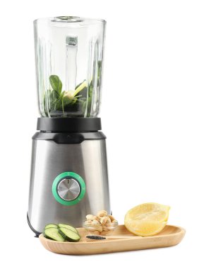 Buzlu içecek içerikli modern karıştırıcı beyaz üzerine izole edilmiş