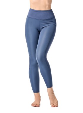 Beyaz arka planda spor tayt giyen kadın, yakın plan.